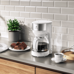 Cafetera de filtro ELECTROLUX ECM21 1,2 litros 750W blanco y acero inoxidable